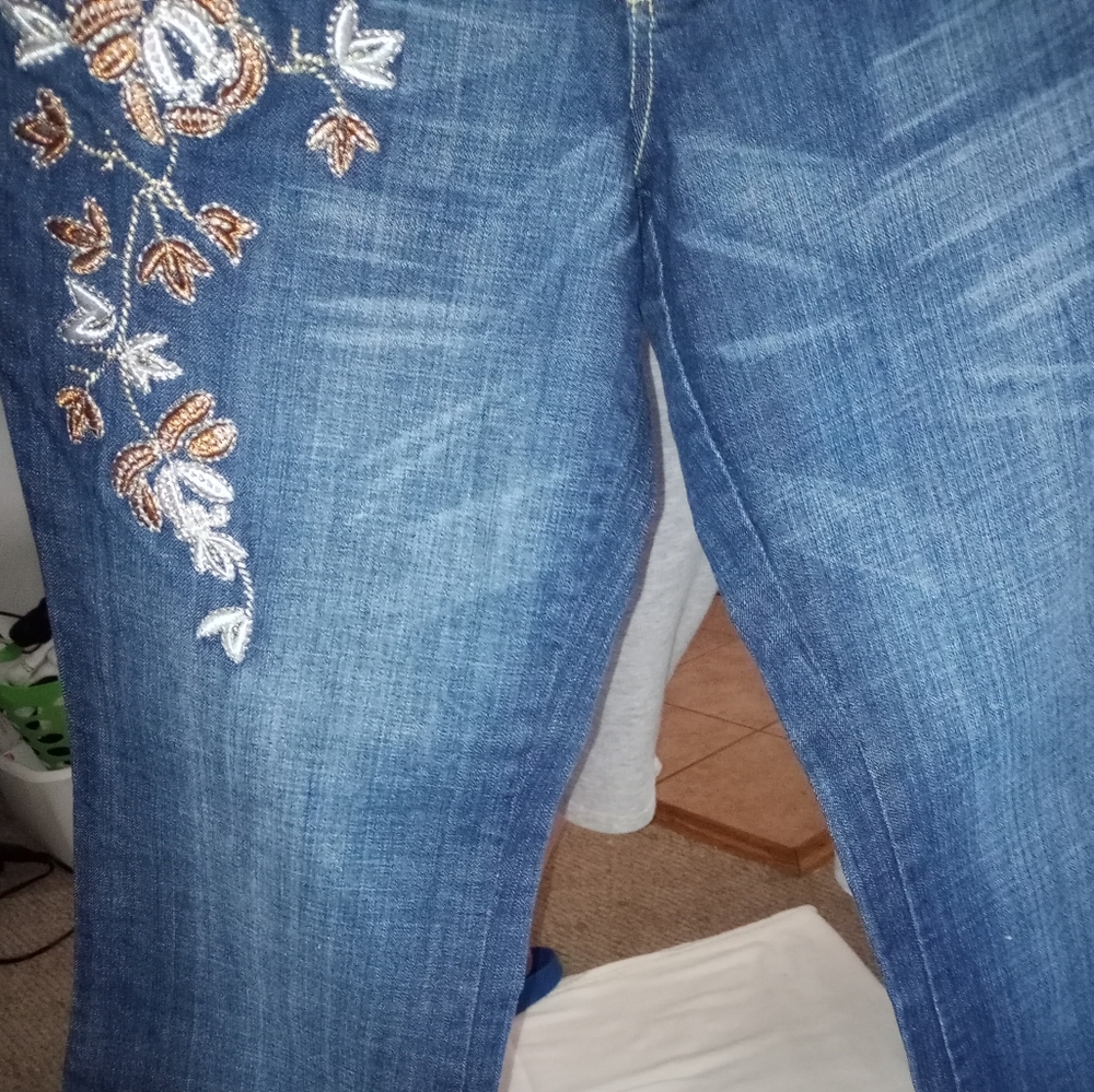 NWOT SEXY BLUE JEANS Gorgeous Embroidered Flower Accents VENEZIA 14 99% Cotton - Picture 5 of 16